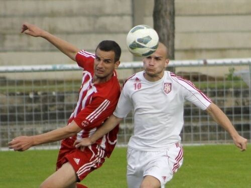 Fotbalisté Velkých Pavlovic (v červeném) v duelu proti Lanžhotu (v bílém). Ilustrační foto. Autor: DENÍK/Martin Daneš