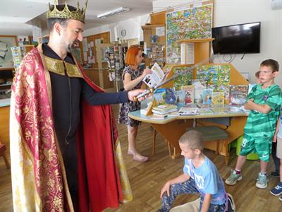 Městská knihovna * Král ocenil snahu prvňáčků nejen ve škole, ale i v knihovně