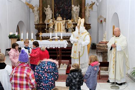 Advent & Vánoce * Mikuláš a andělé nadělovali dětem v kostele