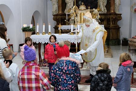 Advent & Vánoce * Mikuláš a andělé nadělovali dětem v kostele