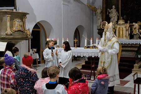 Advent & Vánoce * Mikuláš a andělé nadělovali dětem v kostele