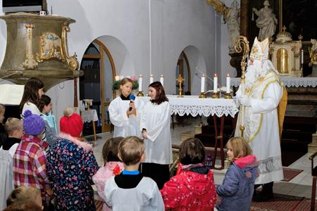 Advent & Vánoce * Mikuláš a andělé nadělovali dětem v kostele