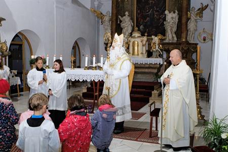 Advent & Vánoce * Mikuláš a andělé nadělovali dětem v kostele