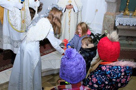 Advent & Vánoce * Mikuláš a andělé nadělovali dětem v kostele