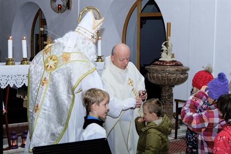 Advent & Vánoce * Mikuláš a andělé nadělovali dětem v kostele