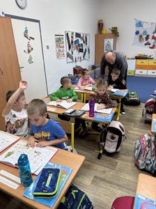 Základní škola * Slavnost SLABIKÁŘE, prvňáčci si přečtou svou první knihu knih