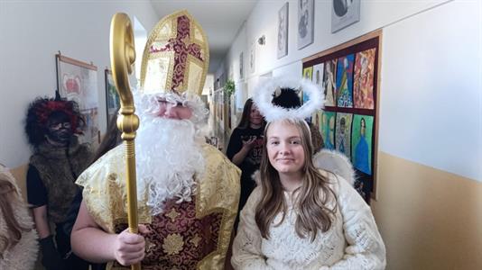 Základní škola * Mikulášské rejdění s nadílkou ve školních lavicích