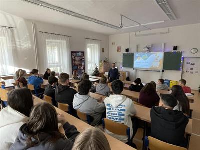 Základní škola * Beseda s ombudsmanem Miroslavem Zborovským na téma Jak na finance?