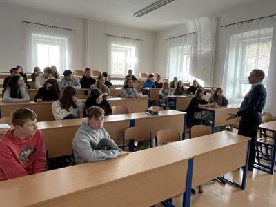 Základní škola * Beseda s ombudsmanem Miroslavem Zborovským na téma Jak na finance?