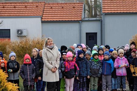 Advent & Vánoce * Zpívání seniorům, děti ze základní školy koledovali s dříve narozenými