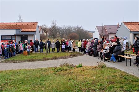 Advent & Vánoce * Zpívání seniorům, děti ze základní školy koledovali s dříve narozenými