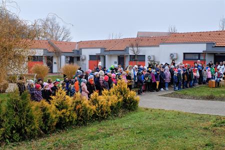 Advent & Vánoce * Zpívání seniorům, děti ze základní školy koledovali s dříve narozenými