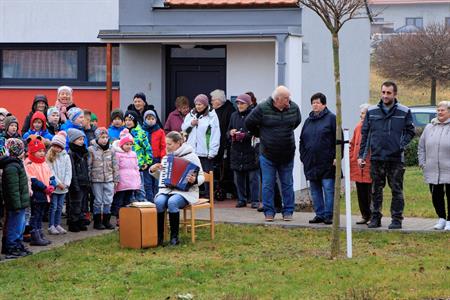 Advent & Vánoce * Zpívání seniorům, děti ze základní školy koledovali s dříve narozenými