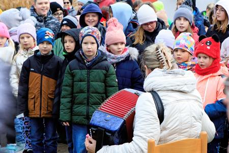 Advent & Vánoce * Zpívání seniorům, děti ze základní školy koledovali s dříve narozenými