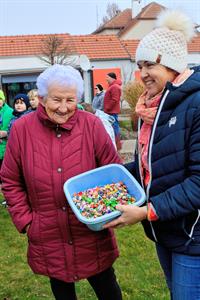 Advent & Vánoce * Zpívání seniorům, děti ze základní školy koledovali s dříve narozenými