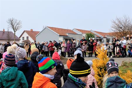 Advent & Vánoce * Zpívání seniorům, děti ze základní školy koledovali s dříve narozenými