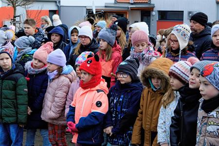 Advent & Vánoce * Zpívání seniorům, děti ze základní školy koledovali s dříve narozenými