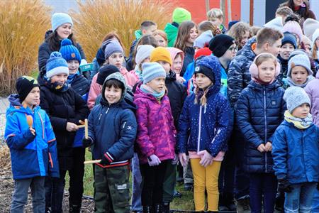 Advent & Vánoce * Zpívání seniorům, děti ze základní školy koledovali s dříve narozenými