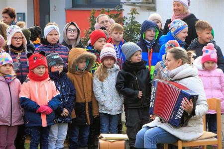 Advent & Vánoce * Zpívání seniorům, děti ze základní školy koledovali s dříve narozenými