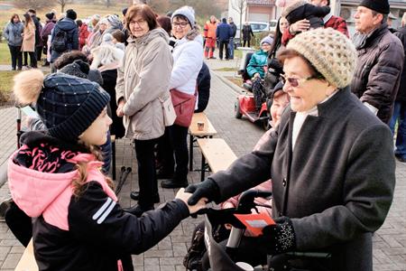 Advent & Vánoce * Zpívání seniorům, děti ze základní školy koledovali s dříve narozenými