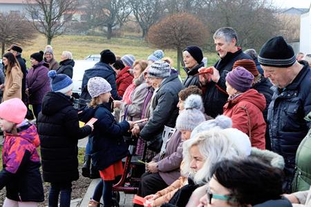 Advent & Vánoce * Zpívání seniorům, děti ze základní školy koledovali s dříve narozenými