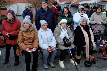 Advent & Vánoce * Zpívání seniorům, děti ze základní školy koledovali s dříve narozenými