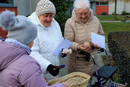 Advent & Vánoce * Zpívání seniorům, děti ze základní školy koledovali s dříve narozenými