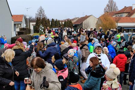 Advent & Vánoce * Zpívání seniorům, děti ze základní školy koledovali s dříve narozenými