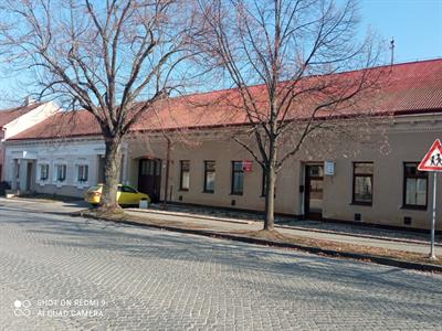 Služby města * Přední trakt bývalé Služby škole ještě poslouží ZUŠ