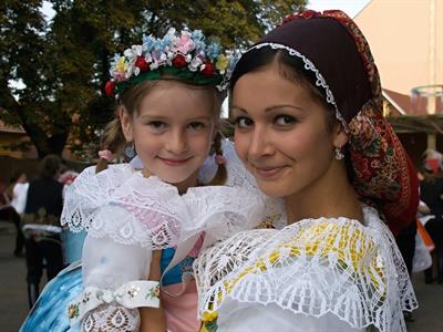 UMĚNÍM POZNÁVÁME SVÉ SOUSEDY * výstupy SRPEN 2011