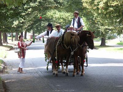 UMĚNÍM POZNÁVÁME SVÉ SOUSEDY * výstupy SRPEN 2011