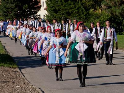UMĚNÍM POZNÁVÁME SVÉ SOUSEDY * výstupy SRPEN 2011