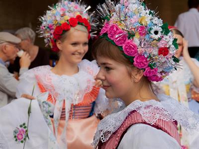 UMĚNÍM POZNÁVÁME SVÉ SOUSEDY * výstupy SRPEN 2011