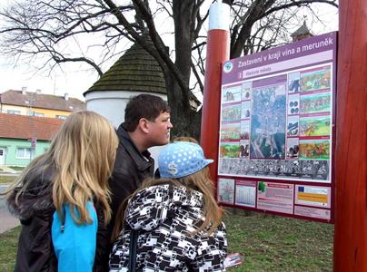 Naučná stezka Zastavení v kraji vína a meruněk