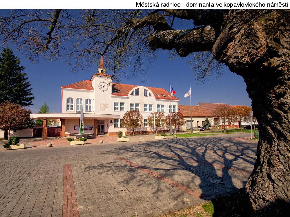Náměstí s radnicí města