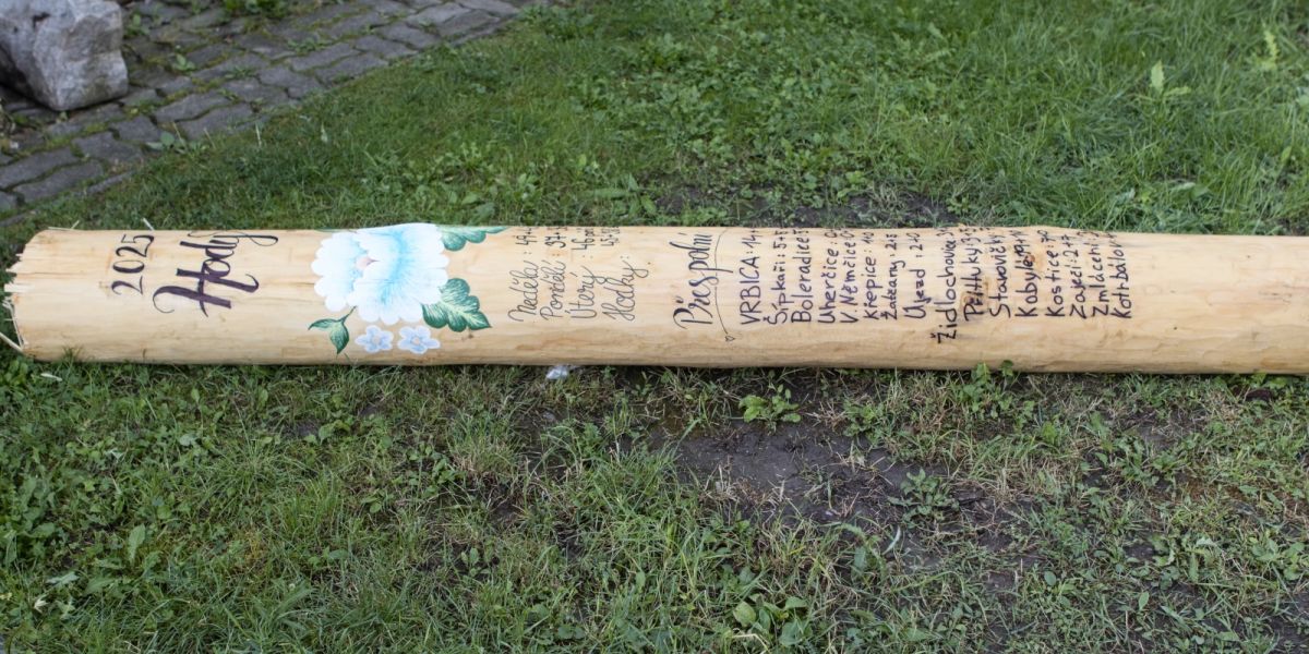 Mája šla k zemi. Na jejím místě bude pódium