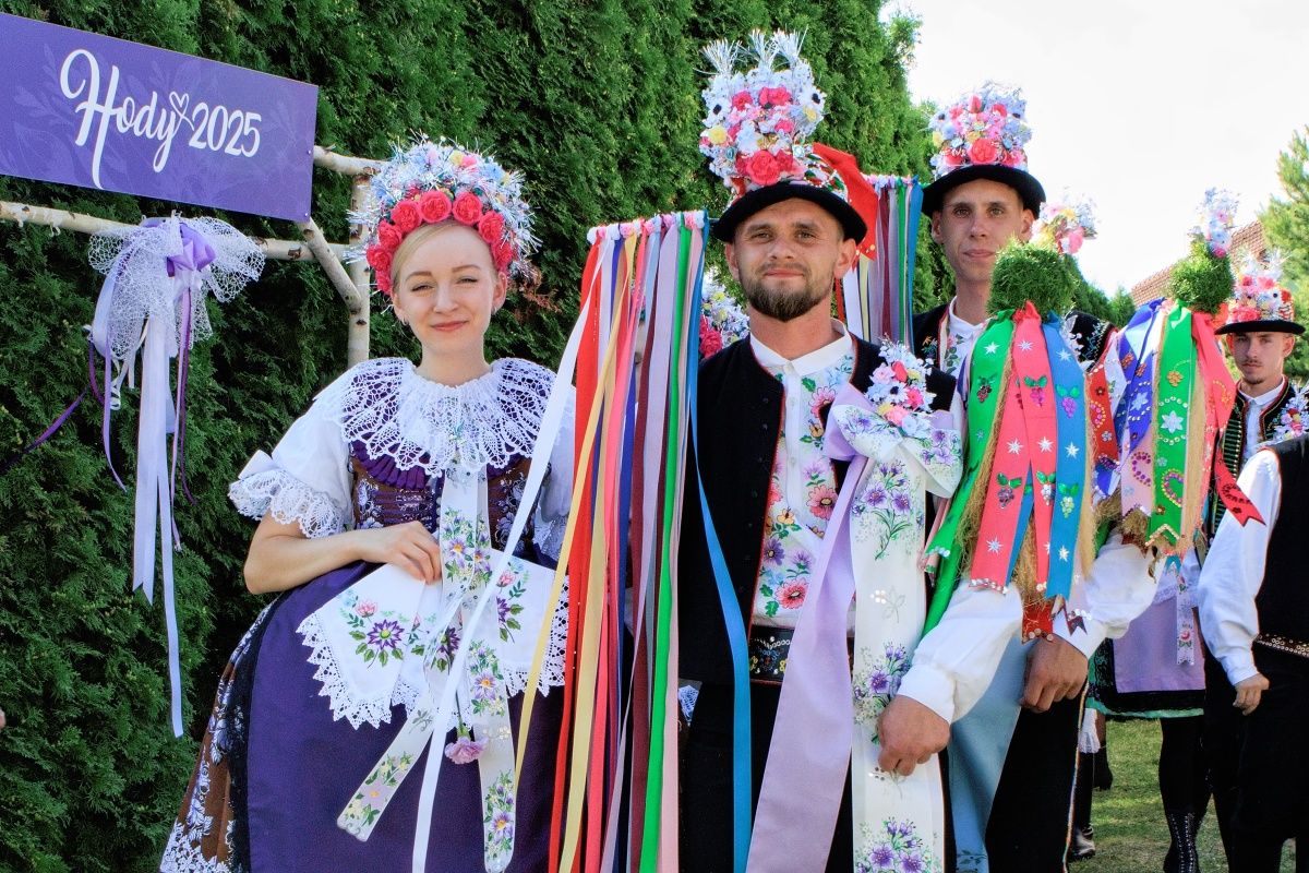 První den hodů vychází průvod od první stárky, letos Kláry Zborovské