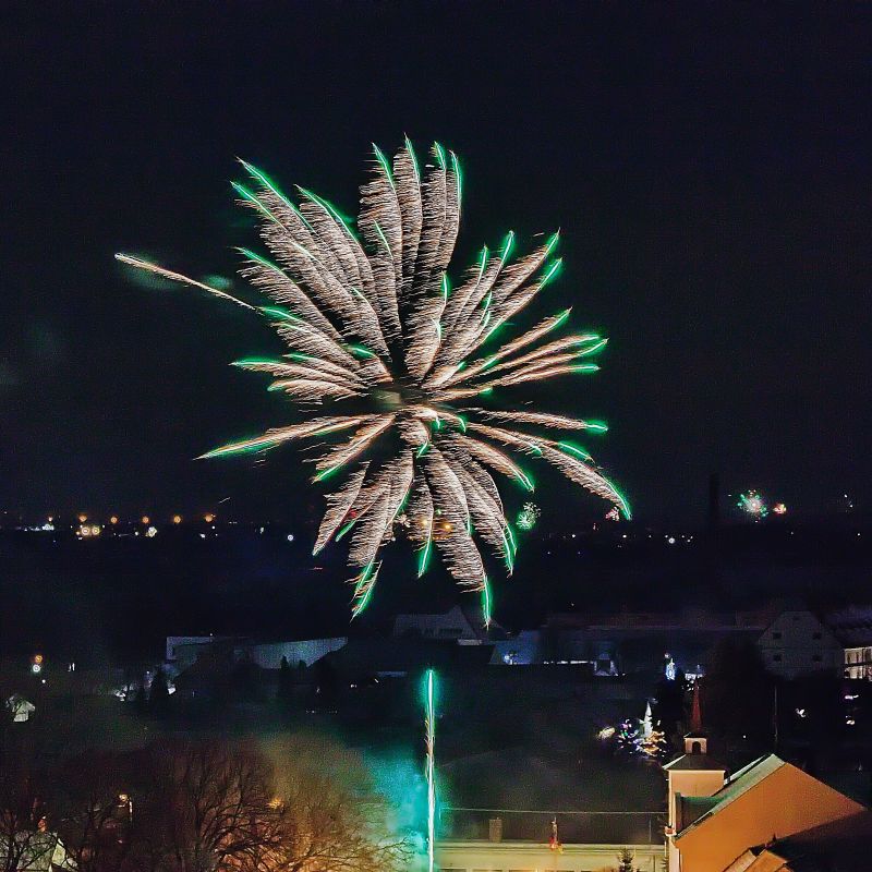 Pestrobarevný novoroční ohňostroj ve fotografiích pana Oldřicha Otáhala