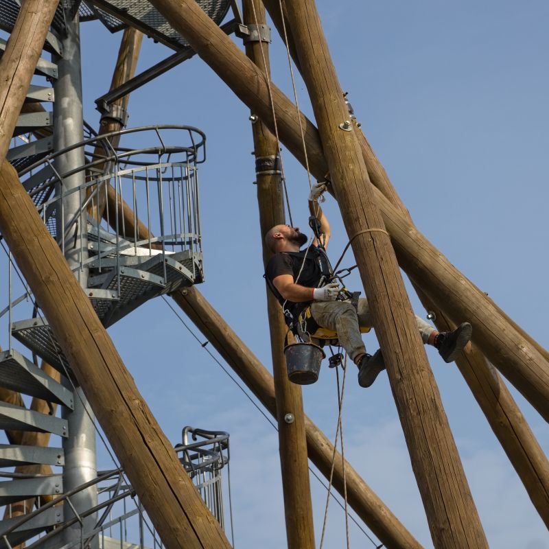 Rozhledna Slunečná dostává nový nátěr