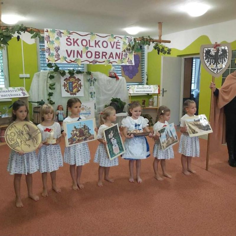 Prvňáčci na Školkovém vinobraní