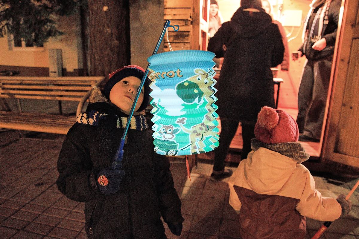 Lampionový průvod pokrytý sněhem