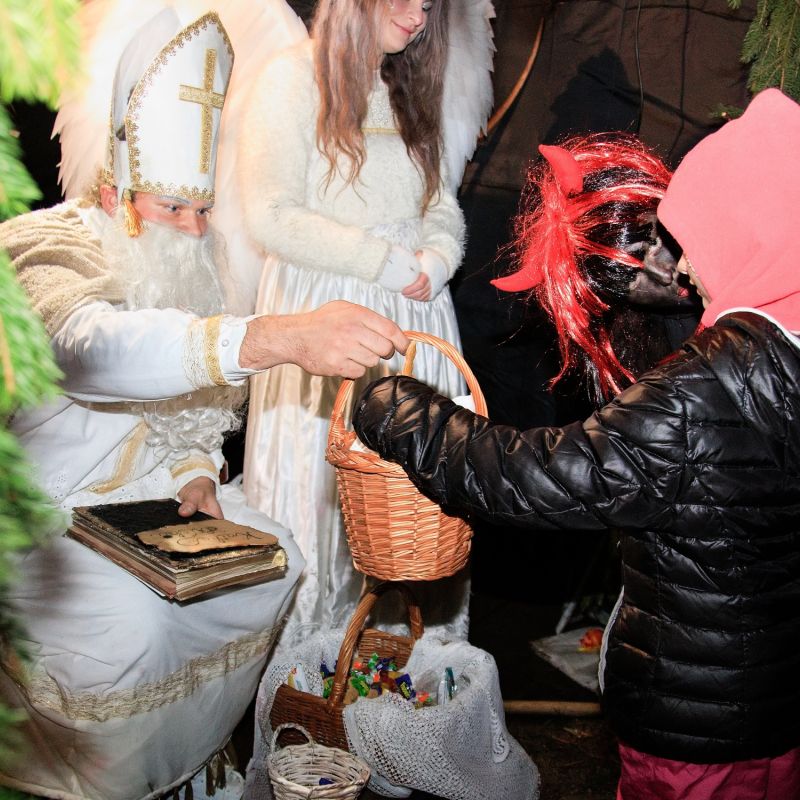 Mikuláš a andělé chodili městem. Za patami jim hudrovali pekelníci