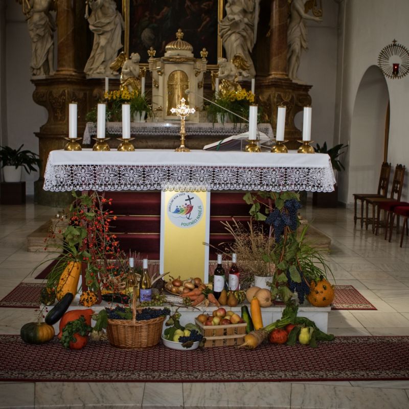 Poděkování za úrodu v kostele Nanebevzetí Panny Marie