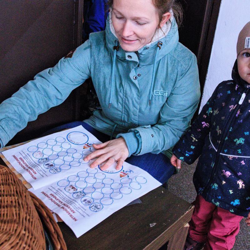 Svítící okénka po celém městem. Kdy jindy rozdávat radost, když ne o adventu?