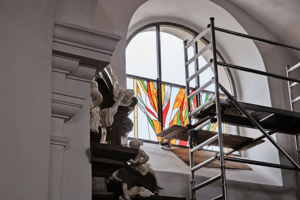 Instalace vitráží v lodi kostela Nanebevzetí Panny Marie ve Velkých Pavlovicích pokračuje