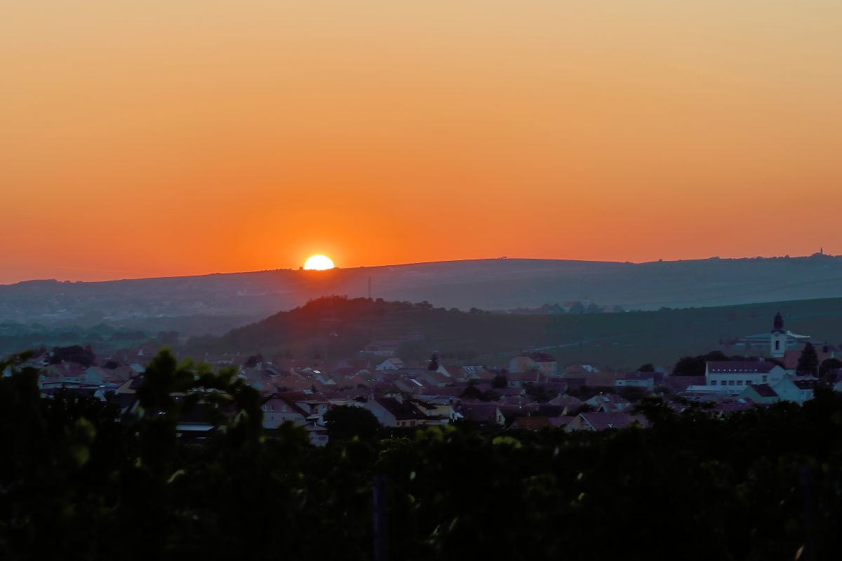 Svítá, nad městem už svítá...