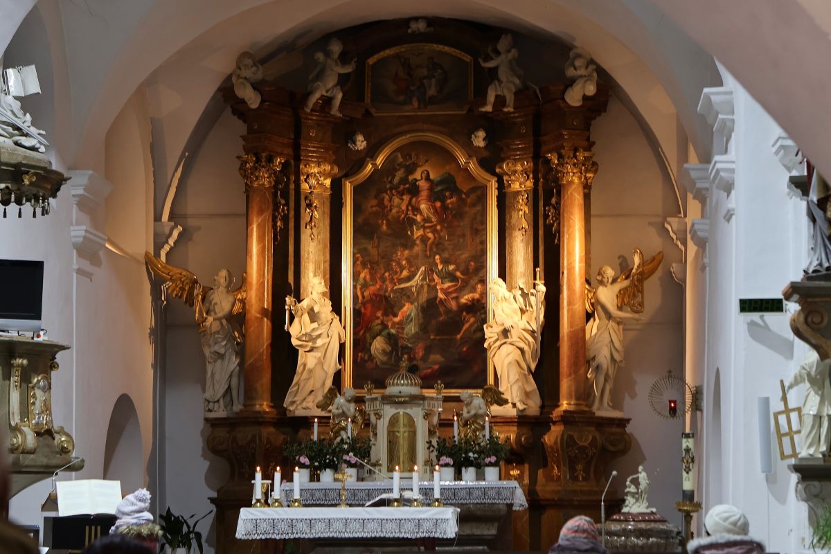 Světlo jako most k duchovnu: Velkopavlovický oltář vystupuje ze stínu