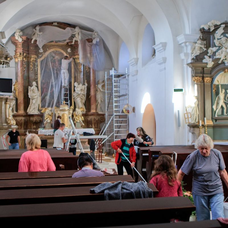 Babí léto využili farníci k velkému úklidu kostela