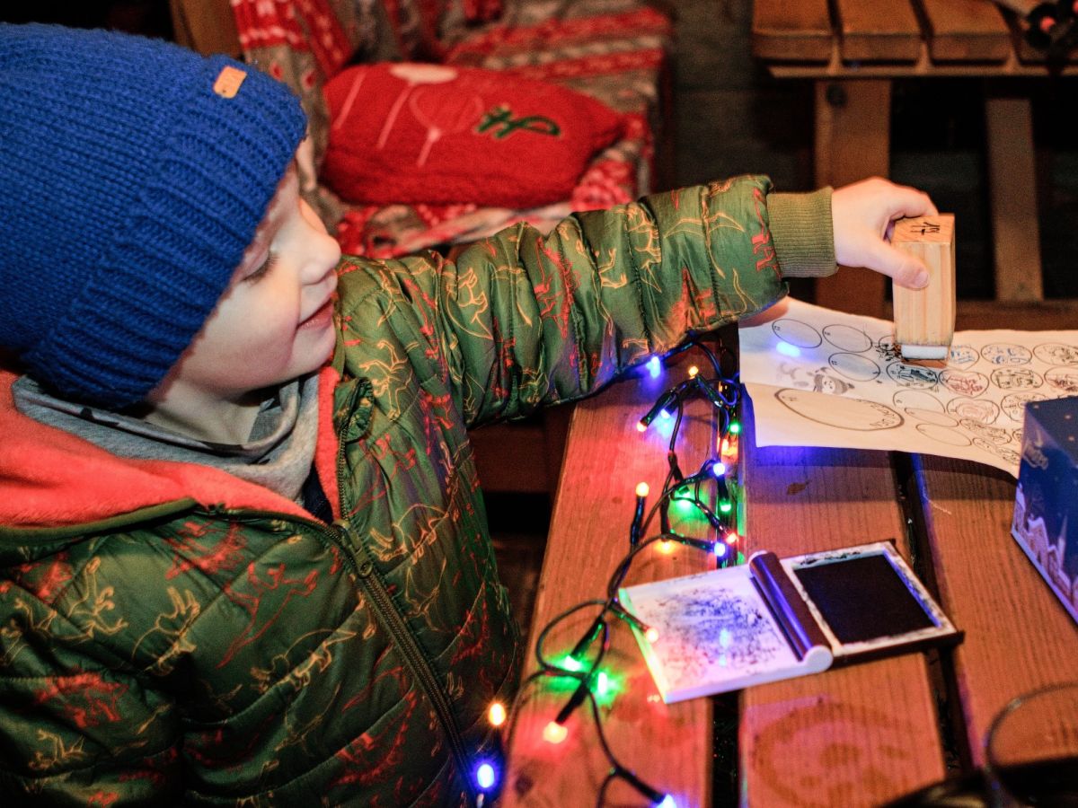 Vánoce se blíží, okénka svítí, razítka v listině přibývají