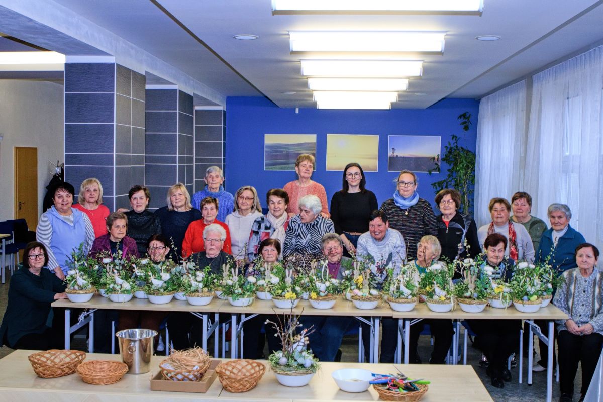 Velikonoční tvoření s našimi seniorkami